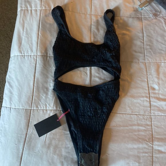 NWT Size 6 black textured ribbed woman's cutout one piece swimsuit - Picture 6 of 10